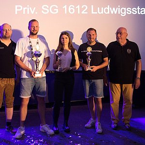 Sportwart Christoph Methfessel, Jedermannkönig Max Martin, 1. Ritterin Leonie Ehrhardt, 2. Ritter Christian Frunske, Erster Schützenmeister Johannes Haase stehen gemeinsam auf einer Bühne.