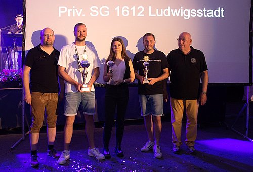 Sportwart Christoph Methfessel, Jedermannkönig Max Martin, 1. Ritterin Leonie Ehrhardt, 2. Ritter Christian Frunske, Erster Schützenmeister Johannes Haase stehen gemeinsam auf einer Bühne.