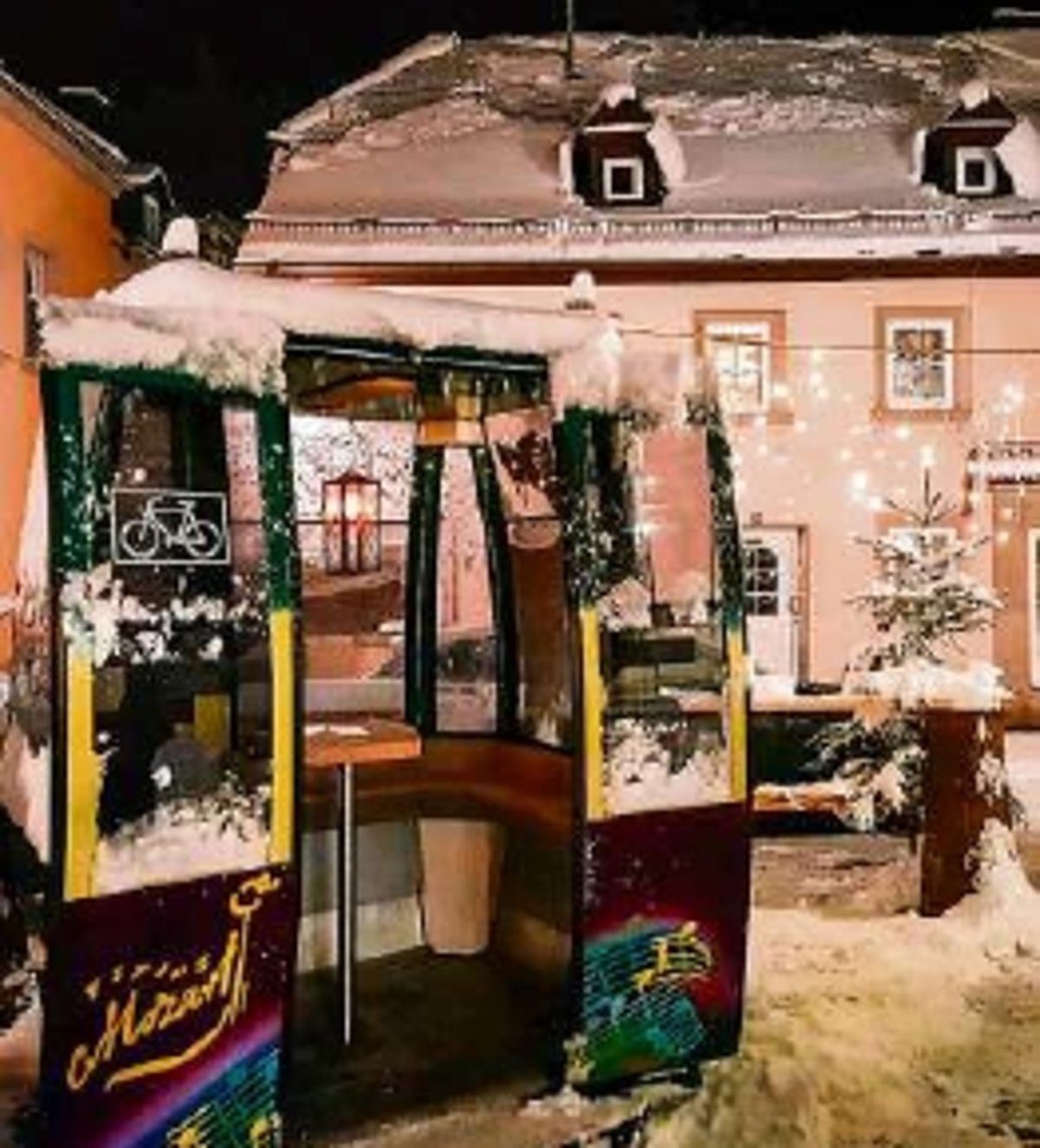 Eine einzelne Seilbahngondel mit geöffeten Türen auf dem Marktplatz.
