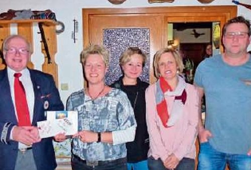 Spende_an_Helfer_vor_Ort Zwei Männer und dazwischen drei Frauen, alle lächeln