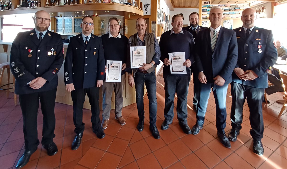 Eine Gruppe von Männern in Feuerwehruniform und dabei Bürgermeister Timo Ehrhardt.