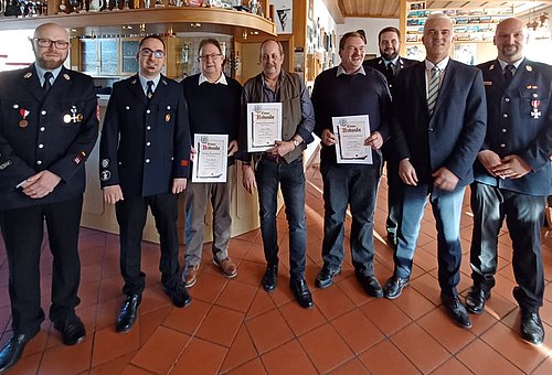 Eine Gruppe von Männern in Feuerwehruniform und dabei Bürgermeister Timo Ehrhardt.