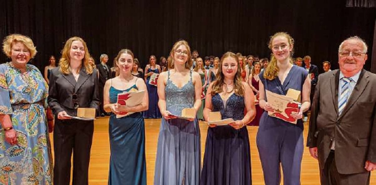 5 junge Frauen, die Schülerinnen mit einem "Echten" Einserabitur stehen in einer Reihe. Umrahmt werden sie auf der einen Seite von ihrer Schulleiterin und auf der anderen Seite vom stellvertretenden Landrat Bernd Steger.
