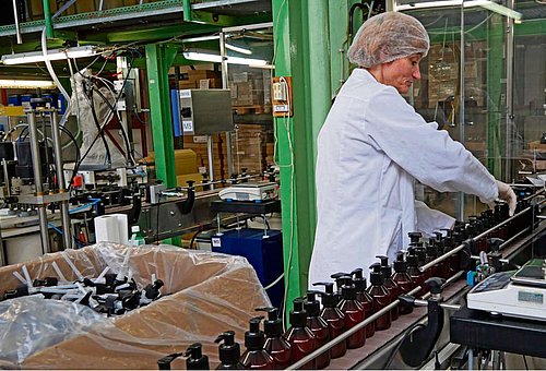 Eine Mitarbeiterin der Firma L.A.Schmitt aus Ludwigsstadt kontrolliert befüllte Flaschen.