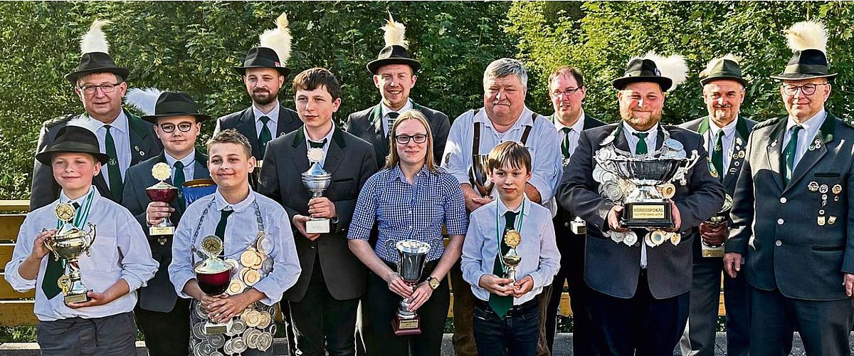 Das Gruppenbild zeigt alle Pokalgewinner, Jungschützenkönig und Schützenkönig des Ebersdorfer Schützenfestes