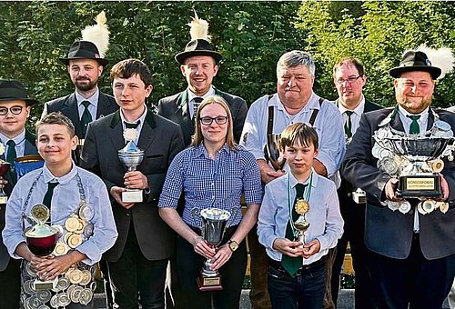 Das Gruppenbild zeigt alle Pokalgewinner, Jungschützenkönig und Schützenkönig des Ebersdorfer Schützenfestes