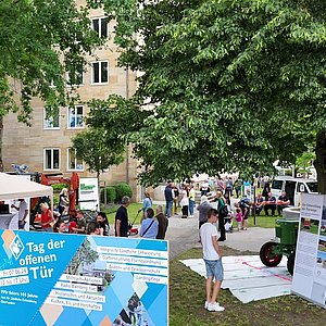 Das Bild zeigt den Eingangsbereich des ALE Oberfranken in Bamberg mit vielen Besuchern
