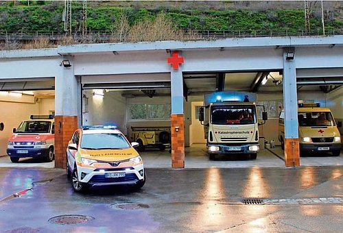 Neuer_Glanz_in_alten_Hallen Vier verschiedene Rettungsfahrzeuge stehen in ihren Garagen