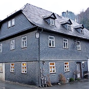 Ein geschiefertes Haus.