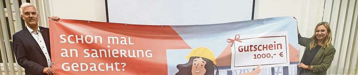 Bürgermeister Ehrhardt links und eine Mitarbeiterin vom Kommunalmarketing Kronach Creativ halten ein Banner.