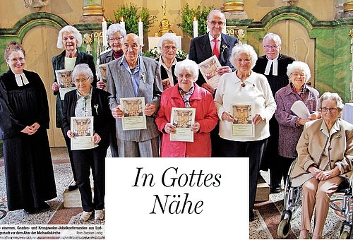 eine Gruppe von Senioren und Seniorinnen mit einer Pfarrerin und einem Pfarrer 