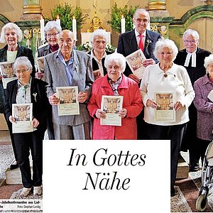 eine Gruppe von Senioren und Seniorinnen mit einer Pfarrerin und einem Pfarrer 