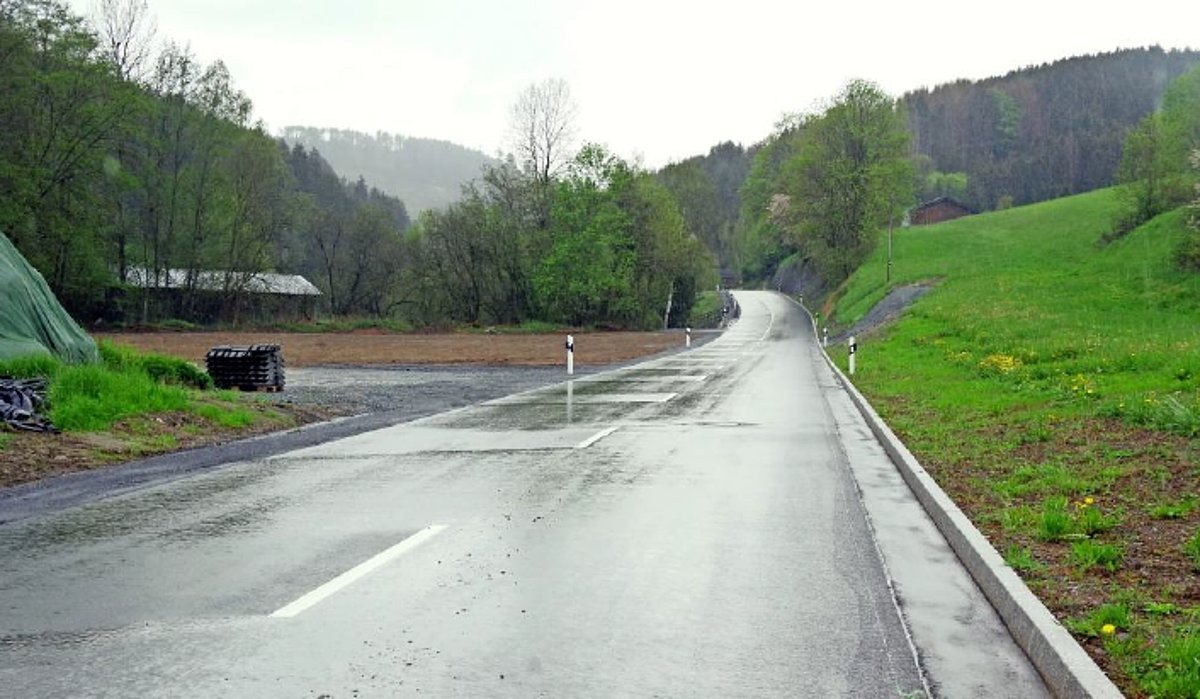 Das Bild zeigt die neu gebaute Straße von Ebersdorf in Richtung Rennsteig