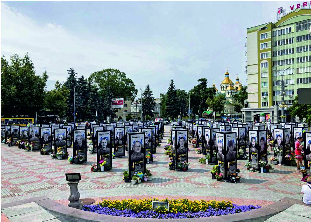 Zu sehen sind viele Reihen von Gedenktafeln gefallener Soldaten aus der Stadt Rivne in der Ukraine 