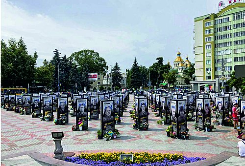 Zu sehen sind viele Reihen von Gedenktafeln gefallener Soldaten aus der Stadt Rivne in der Ukraine 