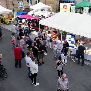 Das Bild zeigt viele Pavillons und Besucher des Festes.