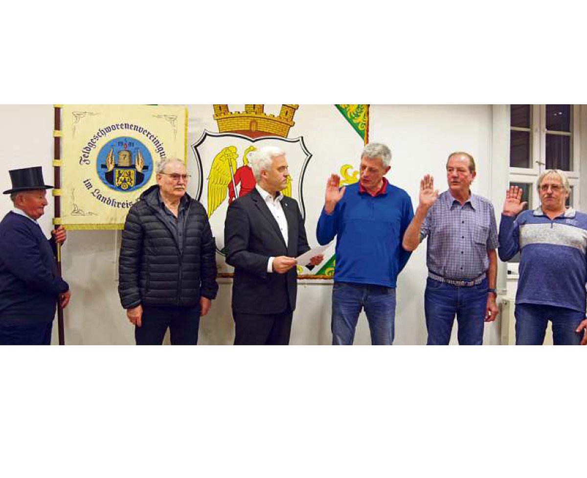 Die drei neuen Feldgeschworenen bei ihrer Vereidigung. Mit dabei Bürgermeister Timo Ehrhardt sowie Standartenträger Georg Ziegler und der Vorsitzende der Feldgeschworenenvereinigung im Landkreis Kronach, Walter Geck