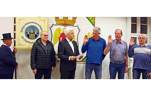 Die drei neuen Feldgeschworenen bei ihrer Vereidigung. Mit dabei Bürgermeister Timo Ehrhardt sowie Standartenträger Georg Ziegler und der Vorsitzende der Feldgeschworenenvereinigung im Landkreis Kronach, Walter Geck