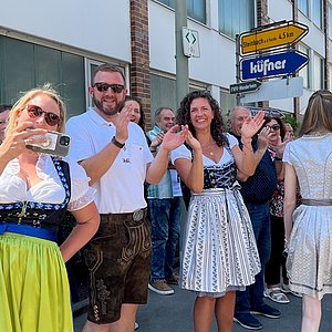 Zuschauer am Rand des Umzuges in Dirndl und Lederhosen.