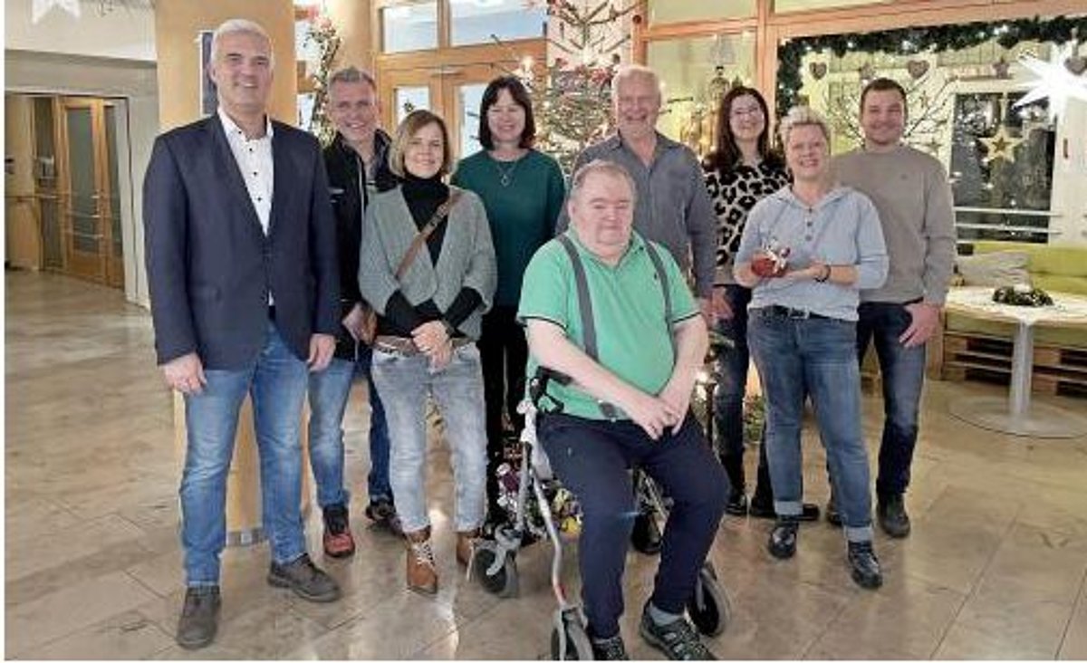 Links ist Bürgermeister Timo Ehrhardt mit einer Gruppe von Frauen und Männern bei der Spendenübergabe zu sehen.