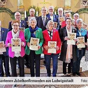 eine Gruppe von Senioren und Seniorinnen mit einer Pfarrerin und einem Pfarrer