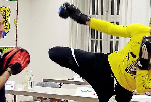 Auf dem Bild sind zwei Männer zu sehen, die ihren Kampfsport demonstrieren.