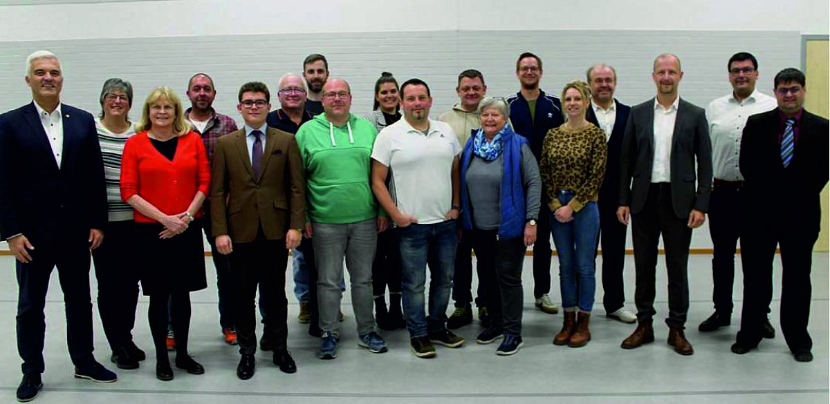 Eine Gruppe von 18 Personen, darunter fünf Frauen, die sich als Wählergemeinschaft Ludwigsstadt zusammen mit dem SPD-Ortsverein in der Hermann-Söllner-Halle für die Kommunalwahl vorstellen.