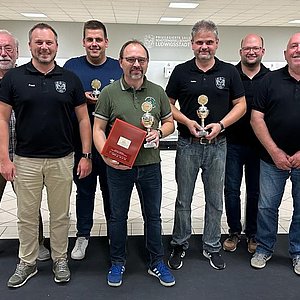 Eine Gruppe von Männern schaut lächeln in die Kamera. Es sind die Gewinner und Vertreter der Schützen.