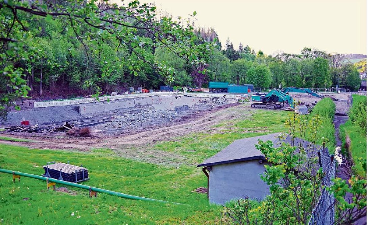Blick auf eine Baustelle im Grünen.