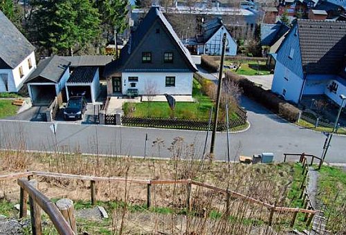 Steig_zum_Bahnhof Blick auf mehrere Häuser entlang eines schmalen steilen Pfad