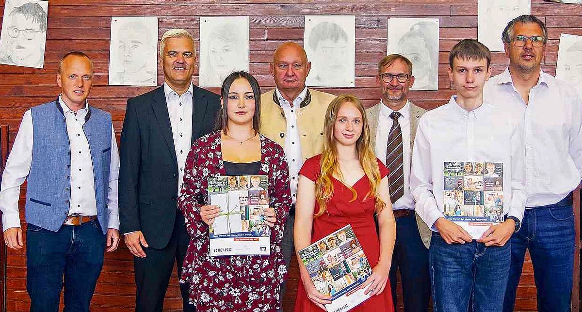 Das Foto zeigt die drei jungen Absolventen mit Schulleiter, Klassenleiter und den Bürgermeistern von Steinbach am Wald, Ludwigsstadt und Tettau. Alle tragen festliche Kleidung und lächeln in die Kamera. 