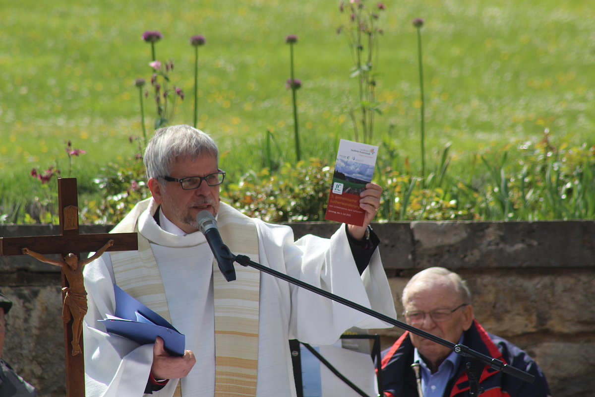 Auf dem Foto ist der Pfarrer Christian Sparsbrod während eines ökmunenischen Gottesdienstes Robe zu sehen. 