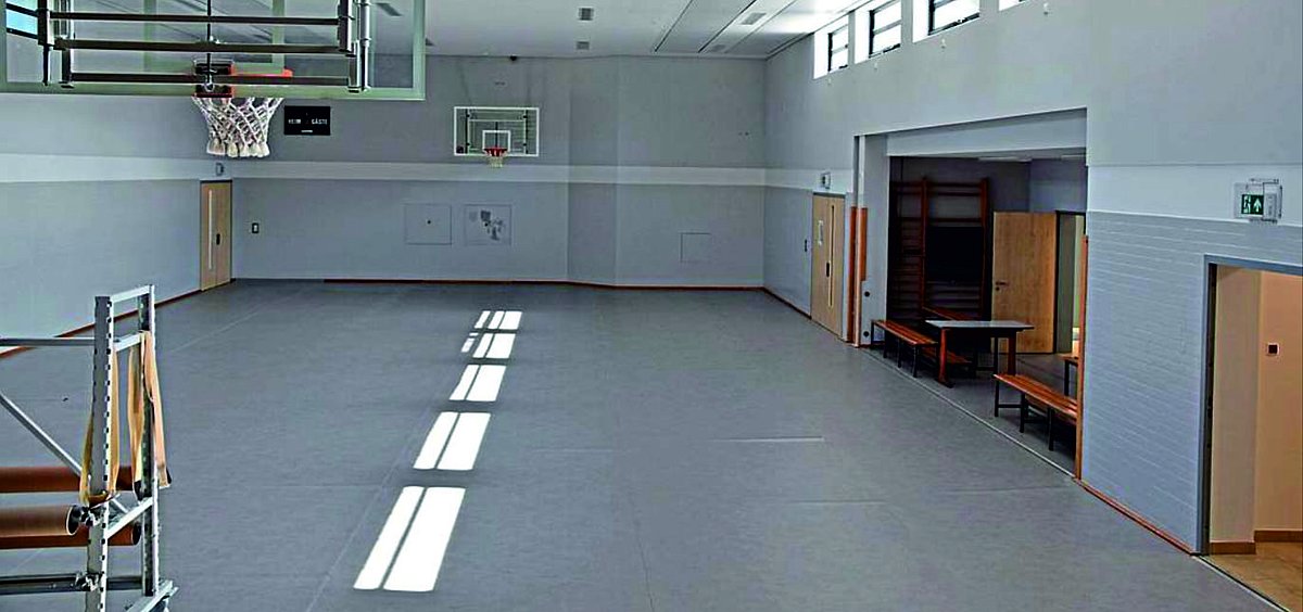Ein Blick in die leere neu renovierte Hermann-Söllner-Halle von der Bühne aus.