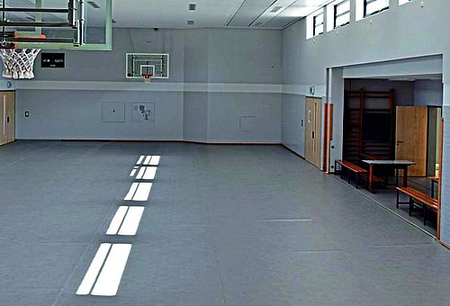 Ein Blick in die leere neu renovierte Hermann-Söllner-Halle von der Bühne aus. 