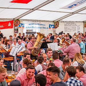 Auf dem Bild sieht man die Besucher des Festes im Zelt mit dabei die Musik.