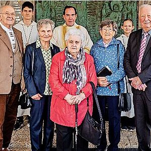 Die Jubilare stehen in einer Gruppe zusammen.