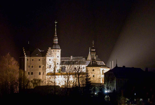 Das Foto zeigt die angeleuchtete Burg Lauenstein in der Nacht.